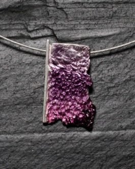 Colgante rectangular en plata de color lila con cordón de acero