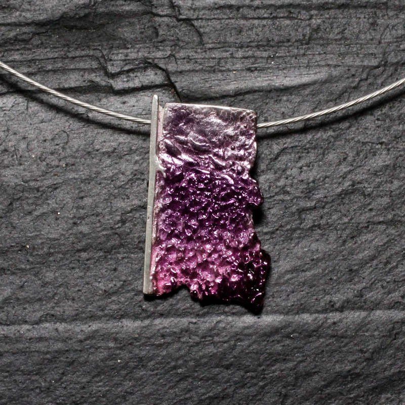 Colgante rectangular en plata de ley de color lila con cordón de acero