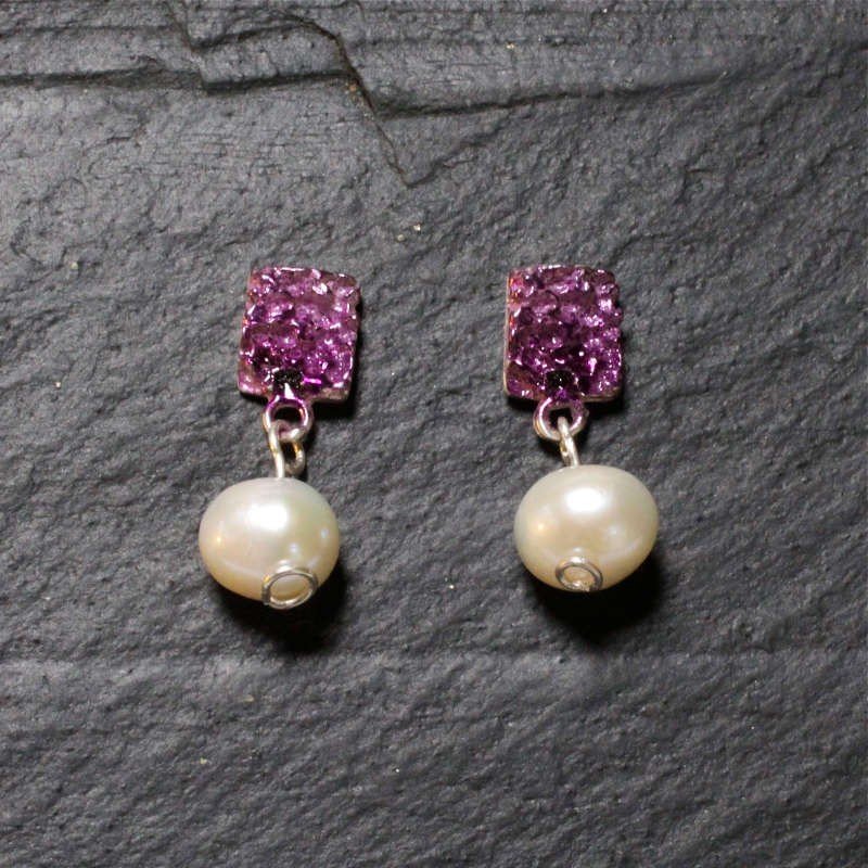 Pendiente cuadra con perla en plata de ley de color lila