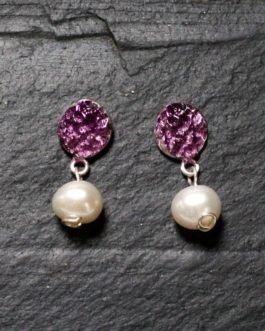 Pendiente redondo con perla natural de agua dulce en plata de color lila