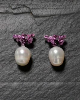 Pendiente triangular de plata en color lila con perla natural de agua dulce