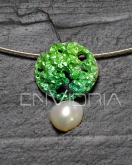 Colgante irregular en plata con perla natural de agua dulce. Tonos metálicos verdes con cordón de acero
