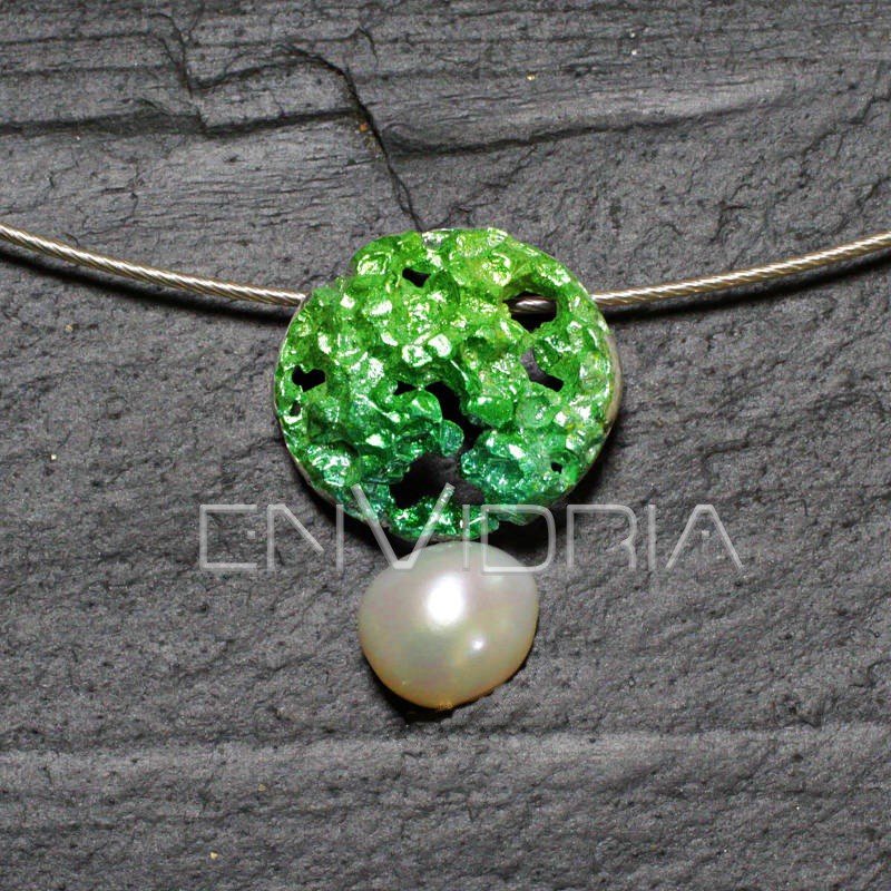 Colgante irregular en plata de tonos metálicos verdes con cordón de acero