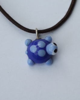 Colgante de vidrio tortuga azul