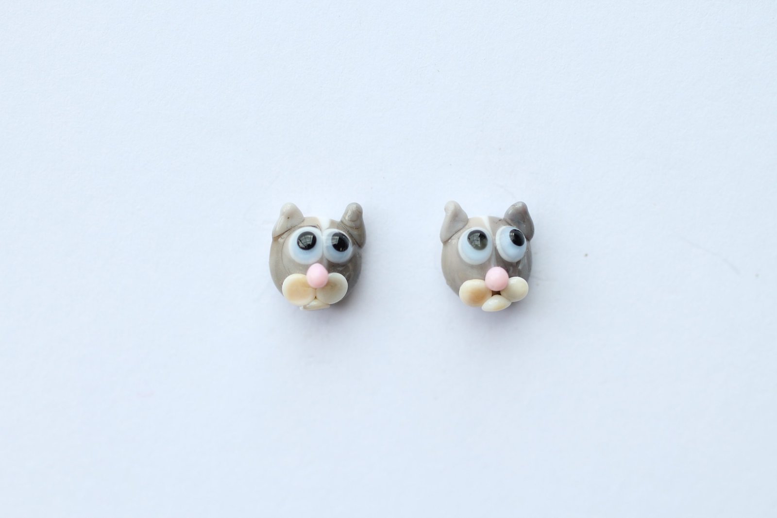Pendientes gato gris en vidrio