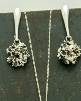 Pendientes largos de plata y mineral