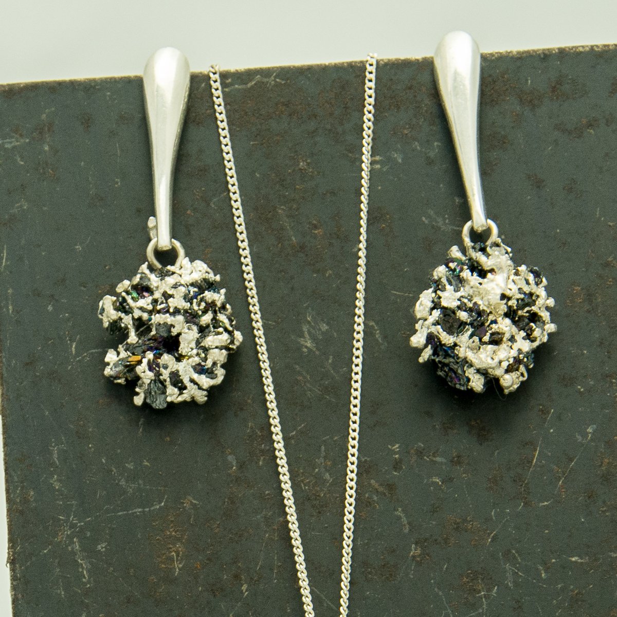 Pendientes largos plata y mineral. Joyería artesanal