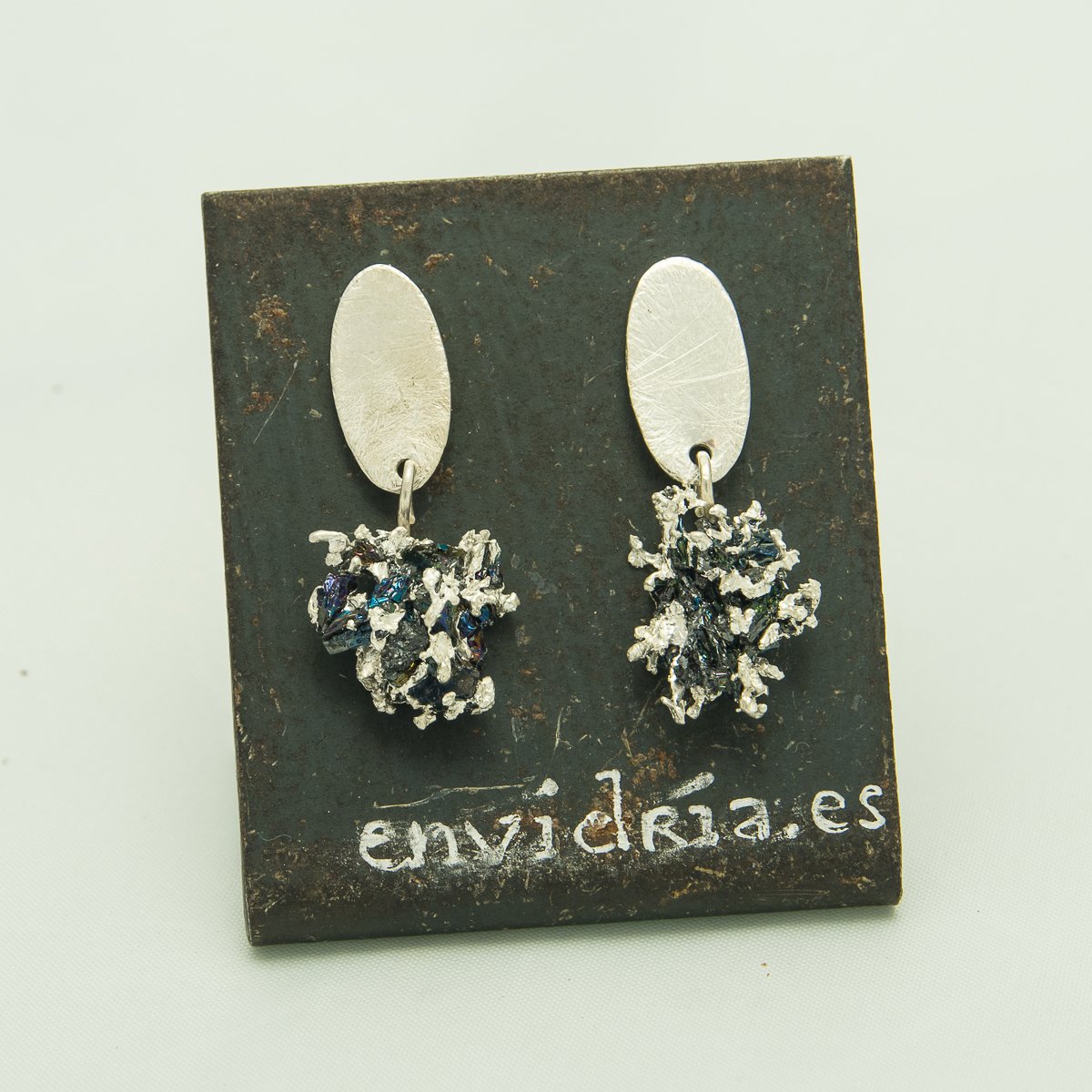 Pendientes largos de plata y mineral