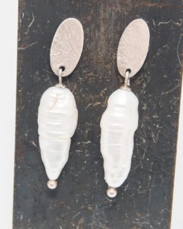Pendientes de perla cultivada con forma alargada y plata