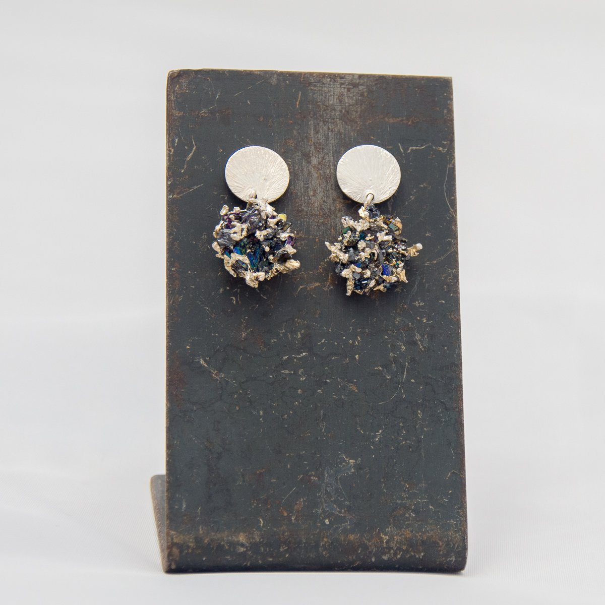 Pendientes largos de plata y mineral